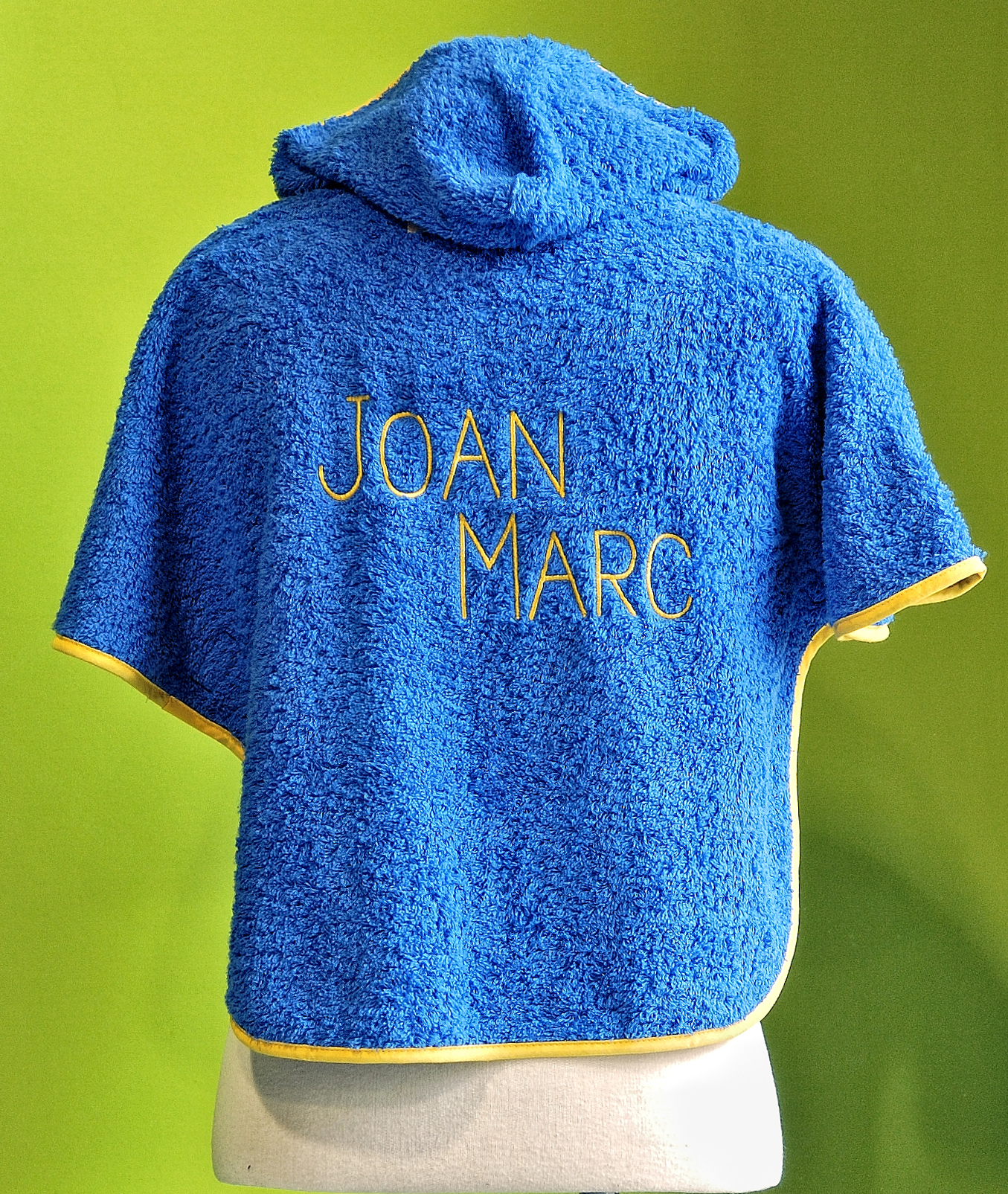 Fotografia Industrial Petita peça de roba personalitzada per Brodats Paquita, empresa dedicada al brodat i personalització de roba.