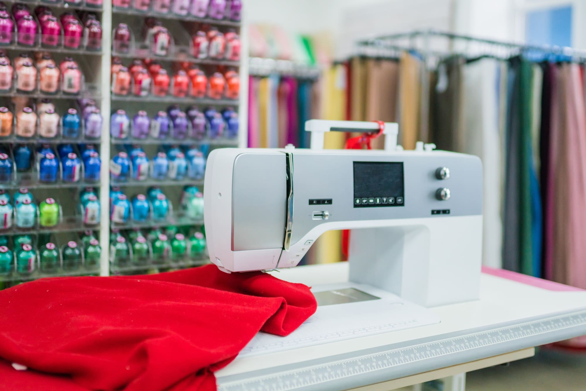 Brodats_Paquita_Maquina_amb_fils Màquina de cosir de Brodats Paquita, empresa dedicada al brodat i personalització de roba.